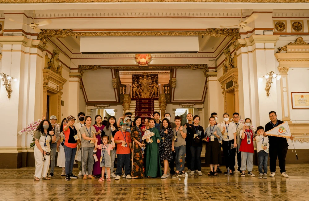 Du khách chụp hình lưu niệm.