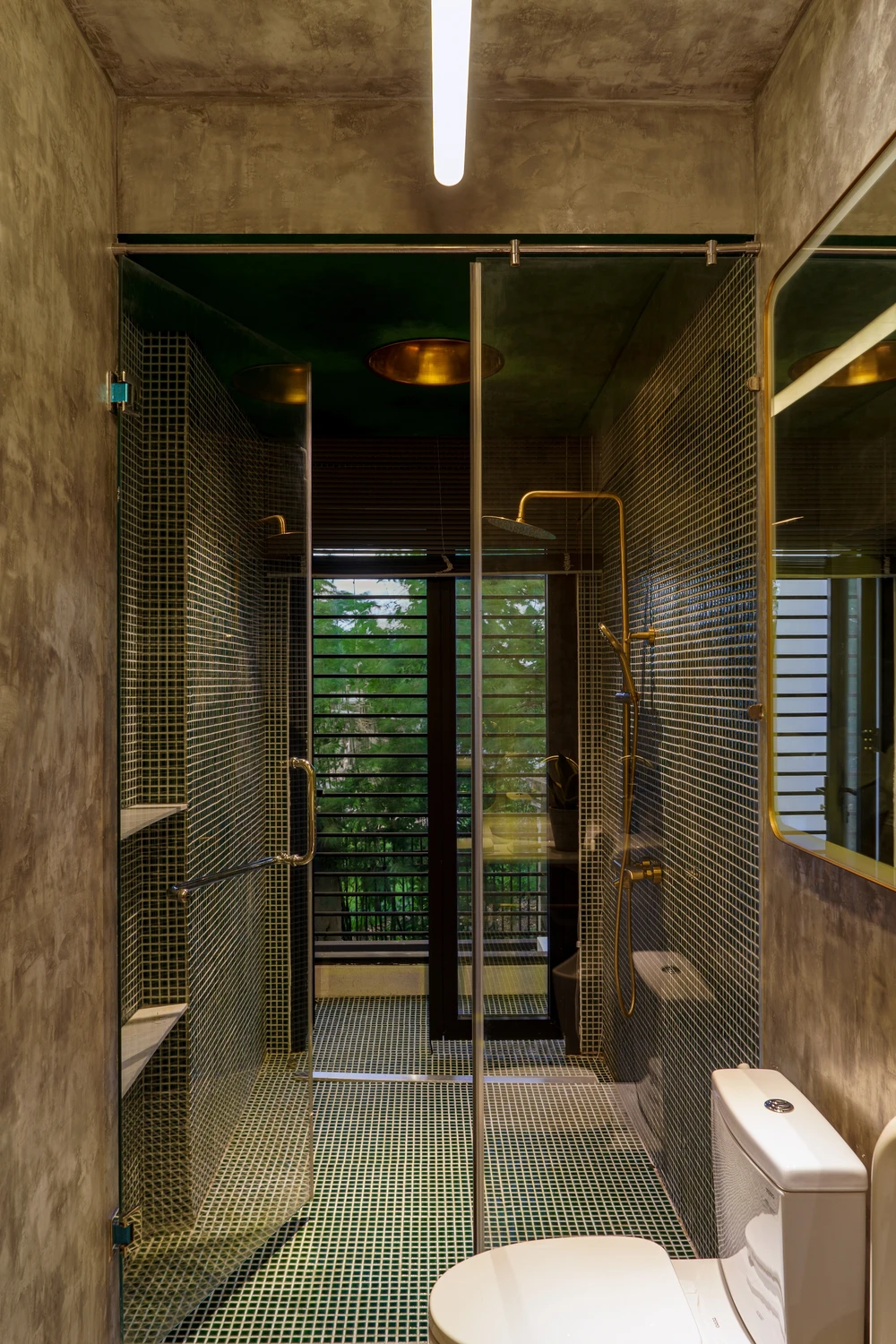 Nhà vệ sinh nhỏ gọn, đầy đủ tiện nghi.