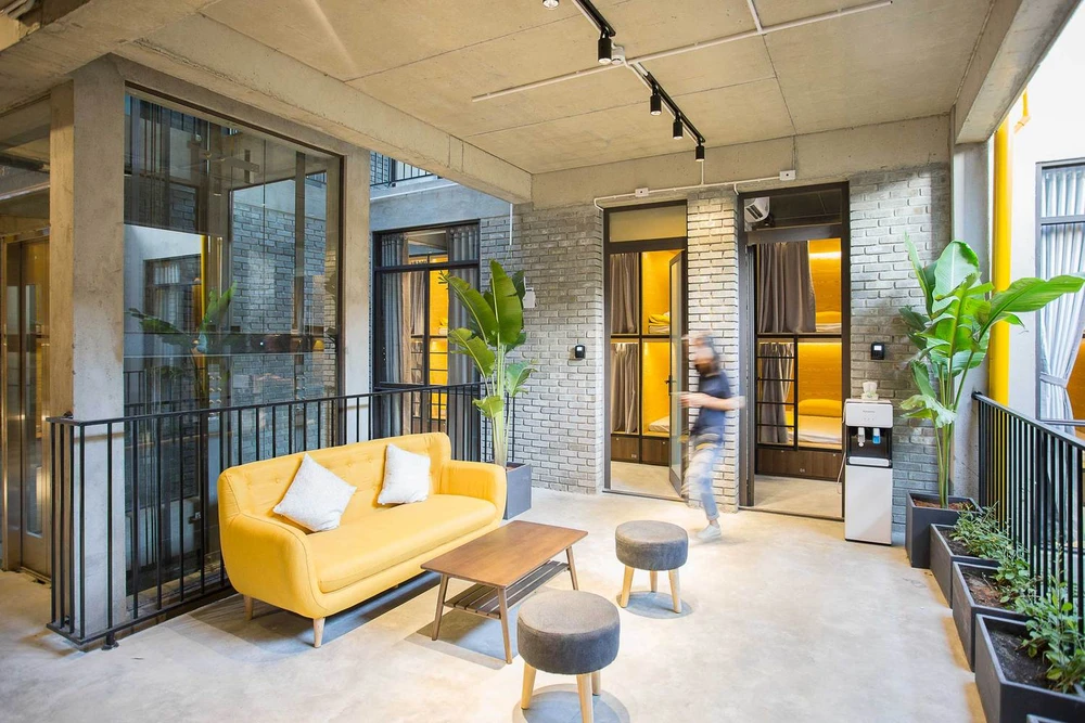 Tầng bốn là tầng có phòng riêng, sân chơi, quán cà phê và bếp chung.