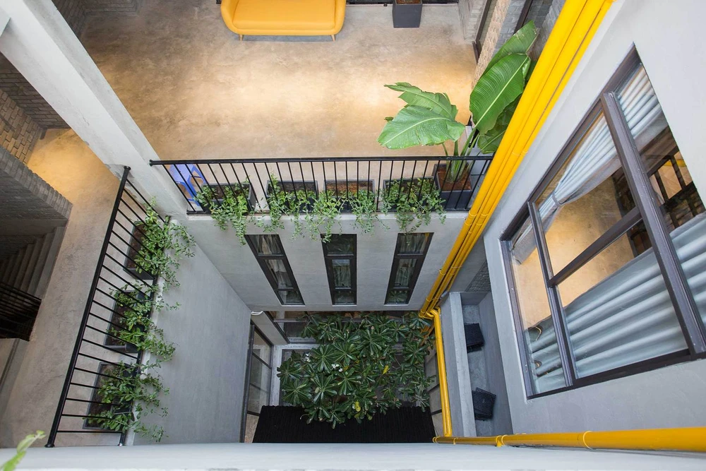 Kiến trúc sư ưu tiên sử dụng các giải pháp thân thiện với môi trường như xây gạch không nung, không trát tường trong nhà để hạn chế sử dụng xi măng.