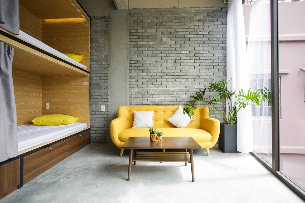 Giữa các phòng là giếng trời và không gian có cây xanh, mọi người có thể đi bộ đến các khu vực này để làm việc, thư giãn.