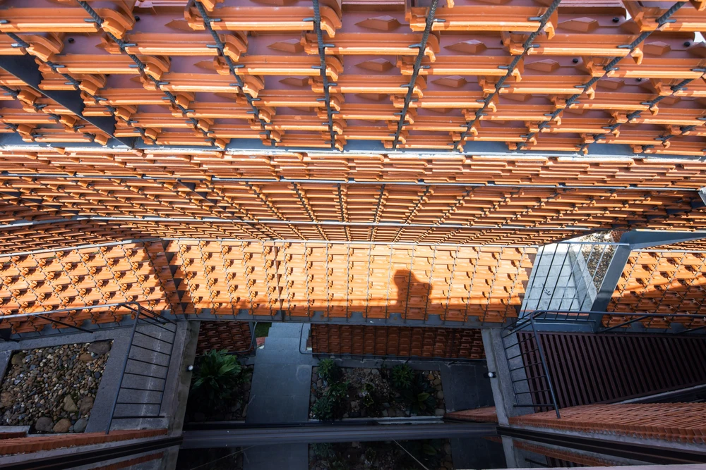 Ngói sử dụng trong công trình là vật liệu quen thuộc và rất phổ biến với người dân Việt Nam.