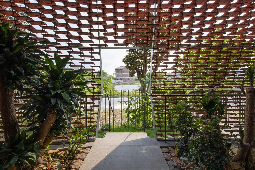 Lớp vỏ ngoài được tạo nên bởi nhiều viên ngói treo lơ lửng như đang bay.