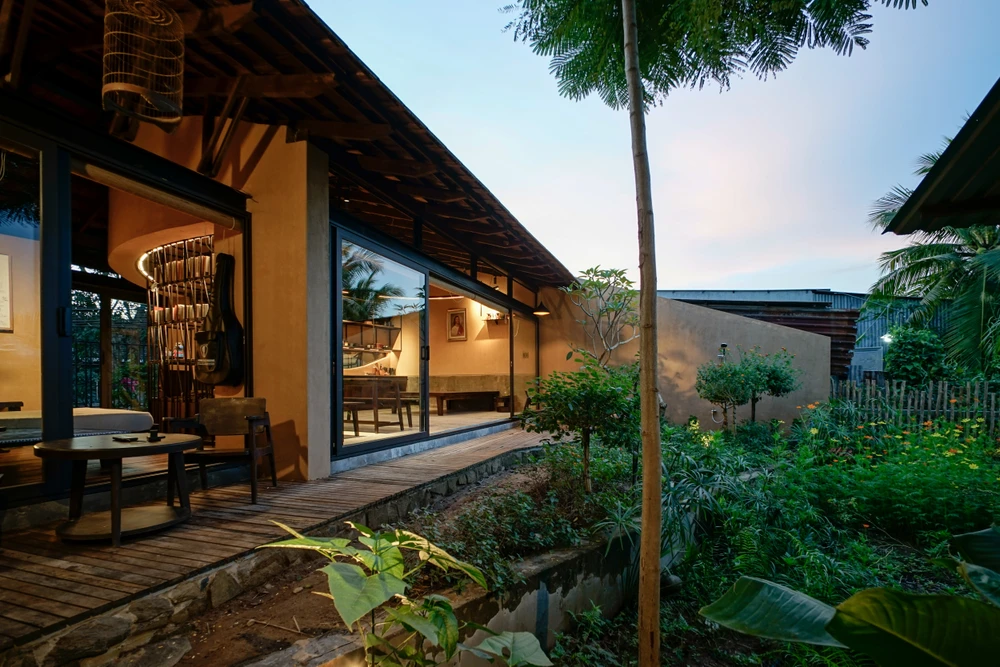 Không gian sinh hoạt hướng ra khoảng vườn phía sau.