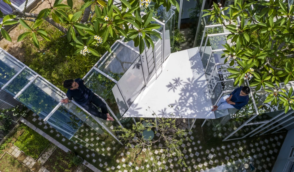 Đi dạo trên nóc nhà giống như đi xuyên qua dãy núi chập trùng.