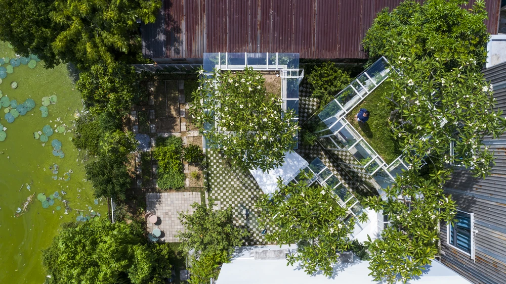 Dưới núi có hang động mát mẻ, an toàn.