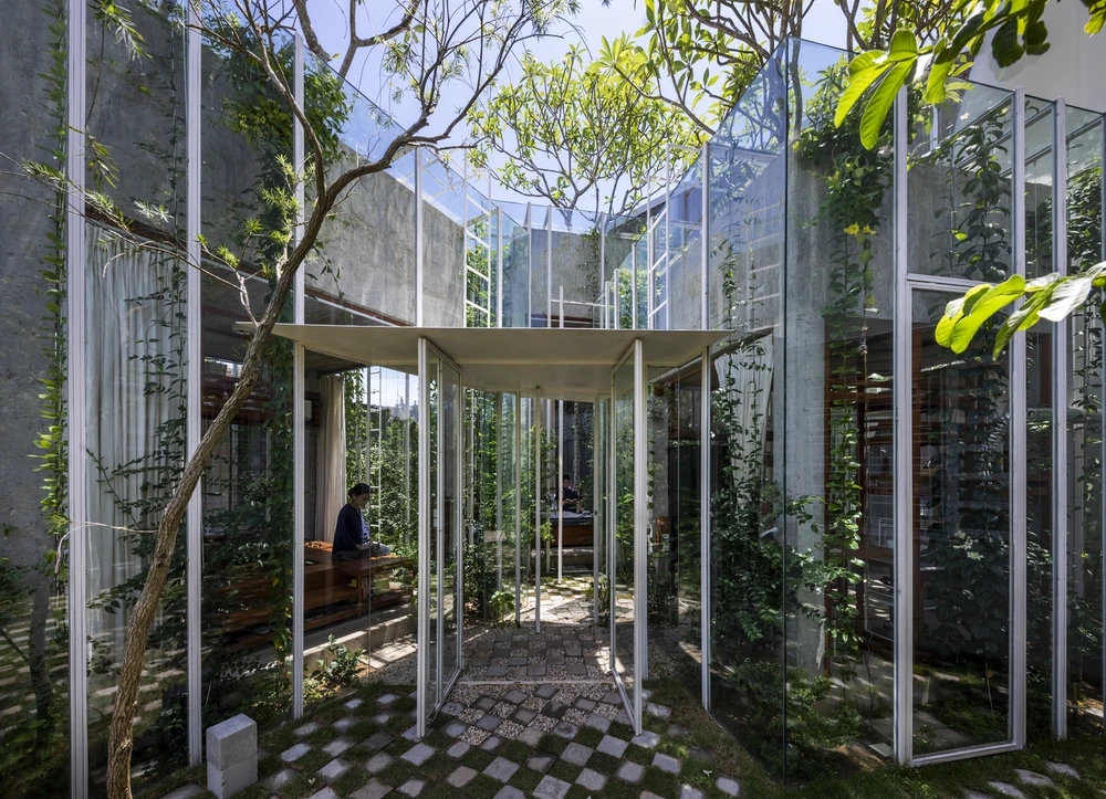 Cây dây leo cao dần lên và đan xen vào nhau xung quanh từng dãy nhà, tạo nên bức tường xanh vừa đảm bảo sự riêng tư, vừa giúp cân bằng không khí.