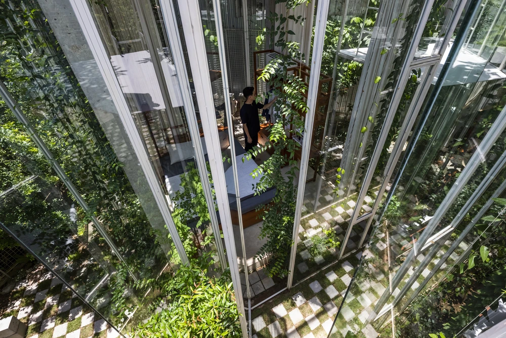 Bốn khối với chiều cao khác nhau, được đặt ngẫu nhiên và xoay ở các góc khác nhau.