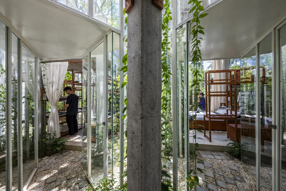 Tất cả không gian được nối với nhau bằng lối đi và có thể lên được bằng thang cố định.