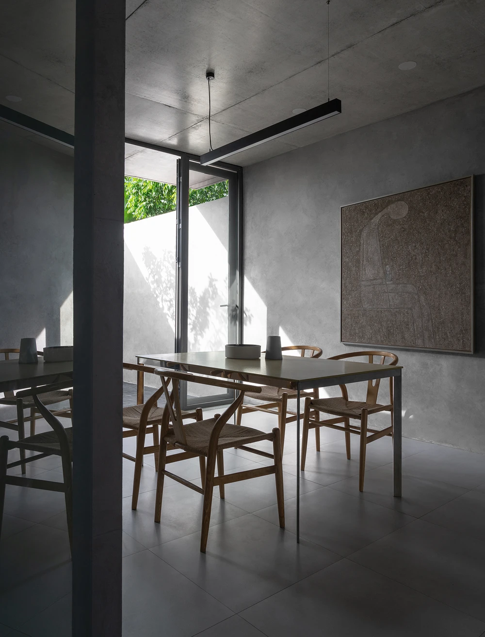 Phòng ăn đón nắng và gió từ khoảng sân sau.