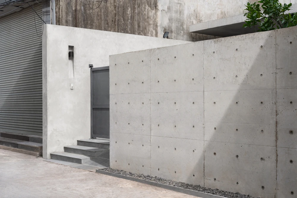 Với khí hậu của miền Bắc, kiến trúc sư Nguyễn Thành Trung và Doãn Thị Thu Trang xác định các yếu tố thoáng mát và thông gió tự nhiên, chắn nắng là quan trọng nhất.