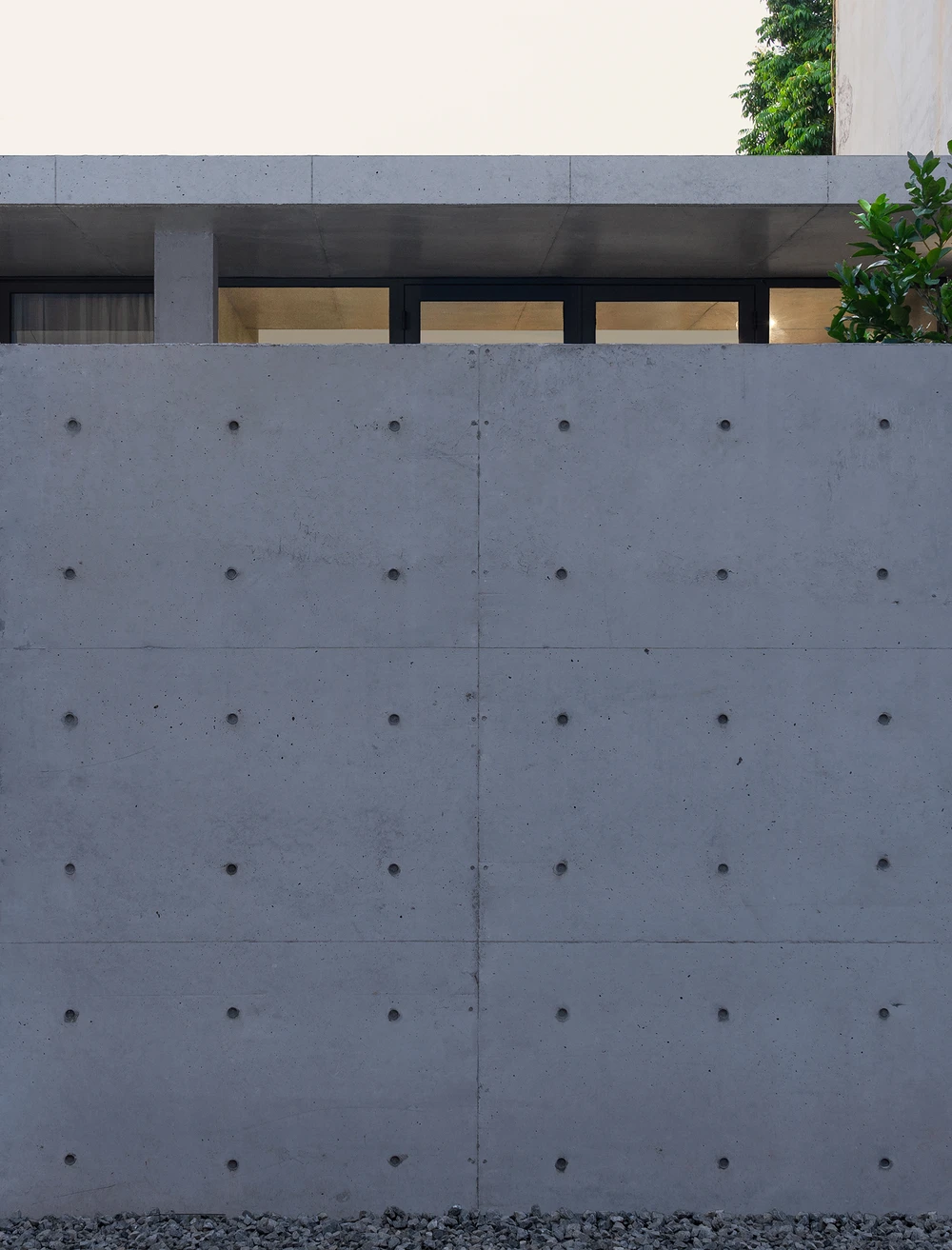 Bức tường bảo vệ ngôi nhà bởi tác động bên ngoài khác biệt với công trình xung quanh.