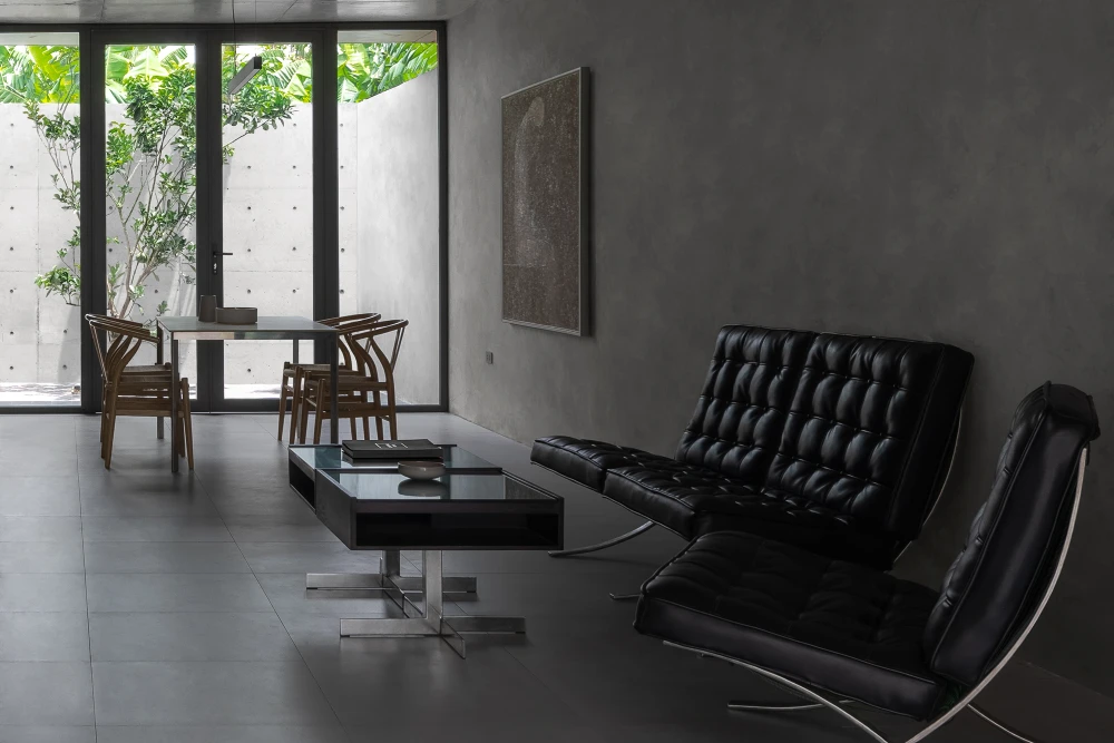 Để có tầm nhìn xuyên suốt từ không gian sinh hoạt chung đến sân trước và sân sau, kiến trúc sư đã sử dụng tấm kính lớn.