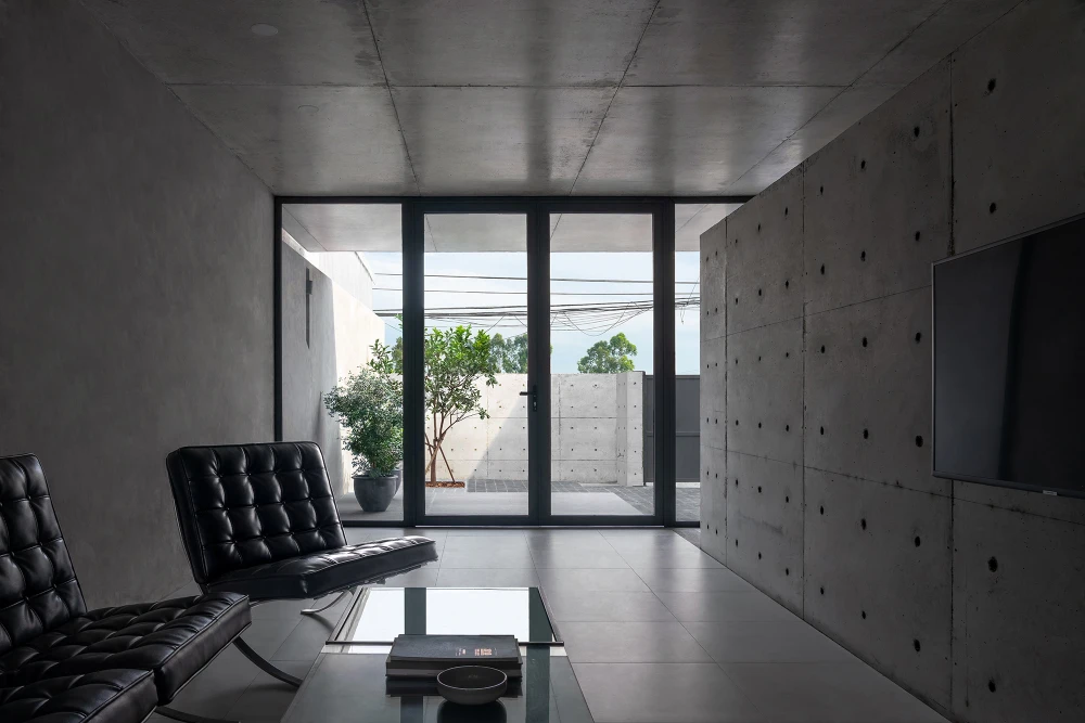 Những tấm kính lớn này giúp kết nối không gian, xóa đi ranh giới bên trong, bên ngoài.