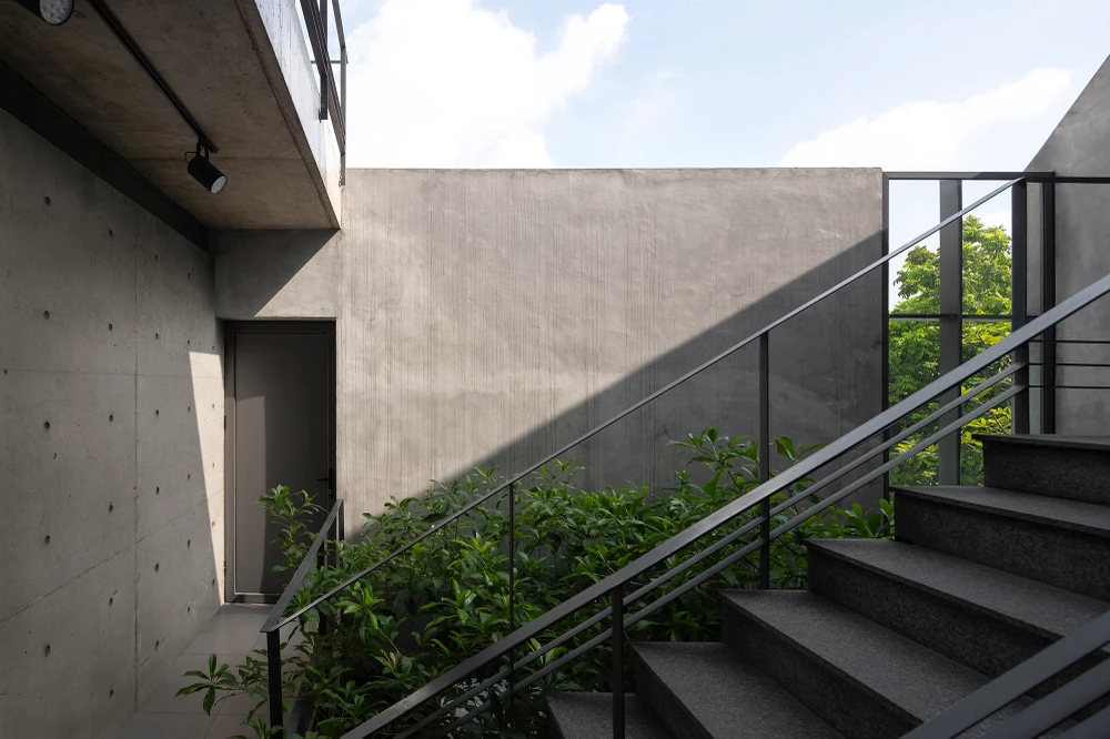 Mặt tiền ngôi nhà phía tây không có cửa sổ, các cửa đón gió và ánh sáng được bố trí về phía đông, đông nam và nam đón gió mát.