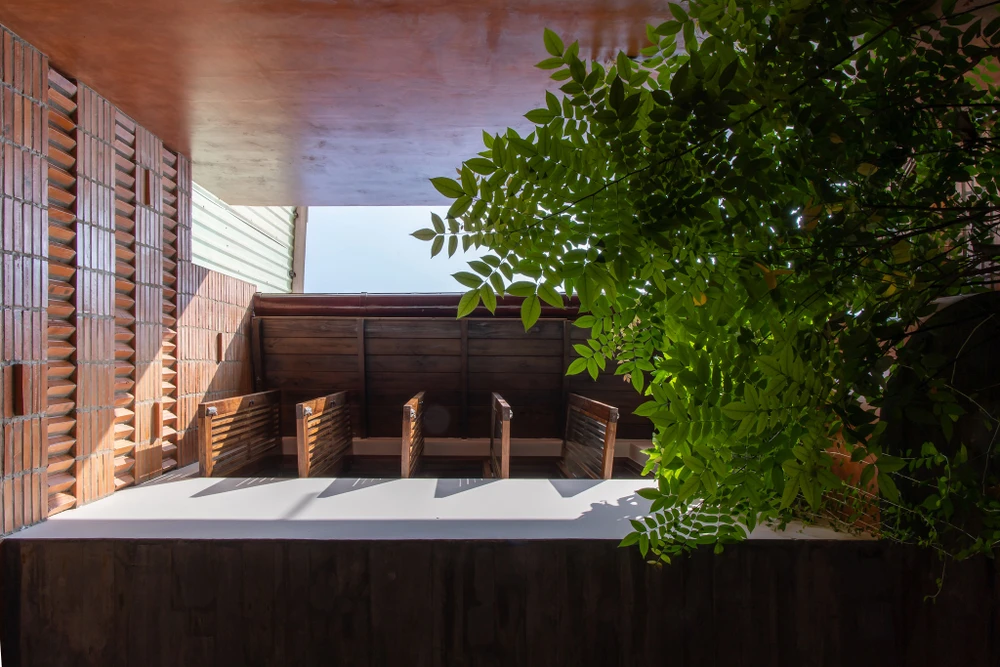 Hay các mái hiên kéo dài từ trong nhà ra ngoài để làm nơi sinh hoạt, chuyện trò với hàng xóm, láng giềng.