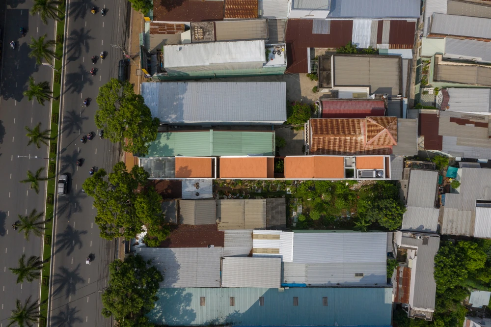 Phần mái được lát gạch gốm, tạo sự khác biệt với ngôi nhà xung quanh.