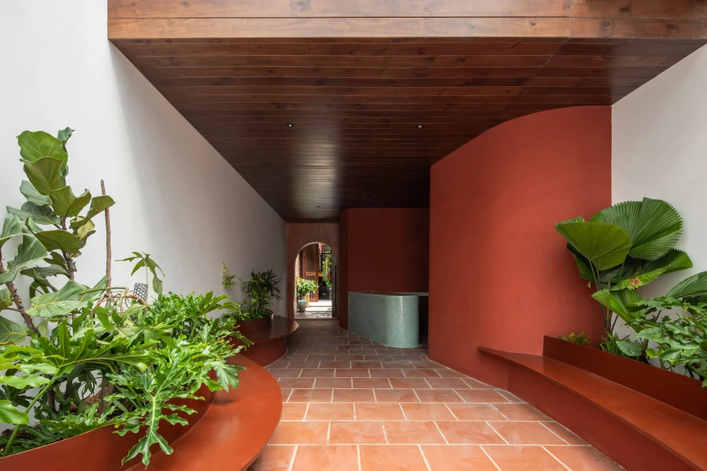 Ngôi nhà là nơi ở của gia đình gồm ba thế hệ sinh hoạt cùng nhau.