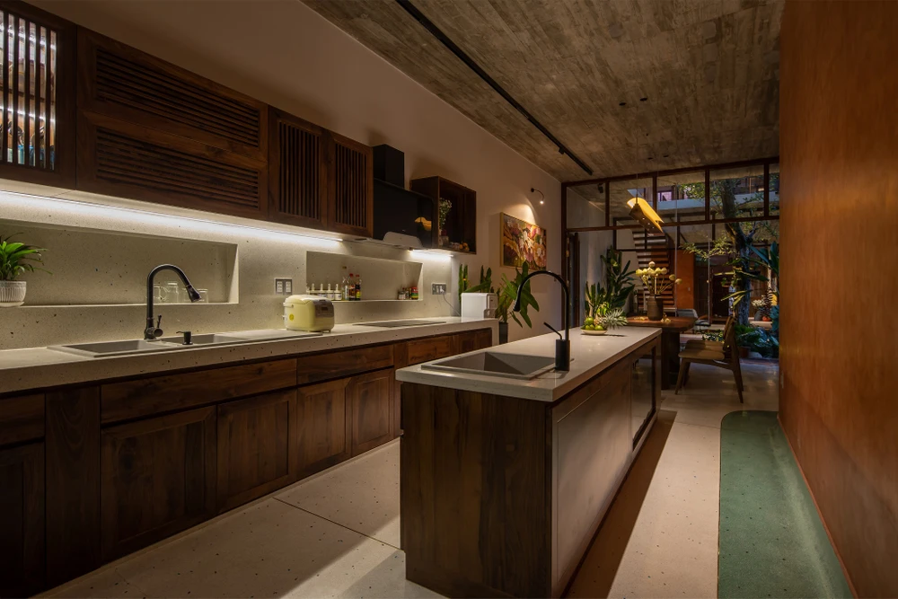 Ở không gian bếp, kiến trúc sư bố trí thêm đảo bếp. Vị trí này là nơi gia đình quây quần bên nhau.