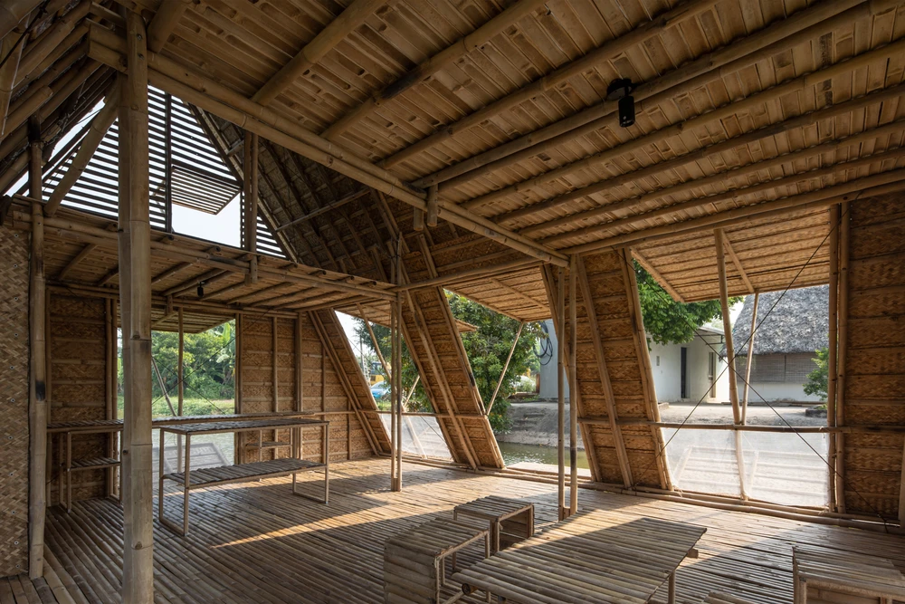 Ngôi nhà FB có thể nổi trên mặt nước nhờ hệ thống thùng phuy nhựa buộc vào dưới sàn, ở giữa là các thùng dự trữ nước ngọt và thùng làm bể tự hoại.