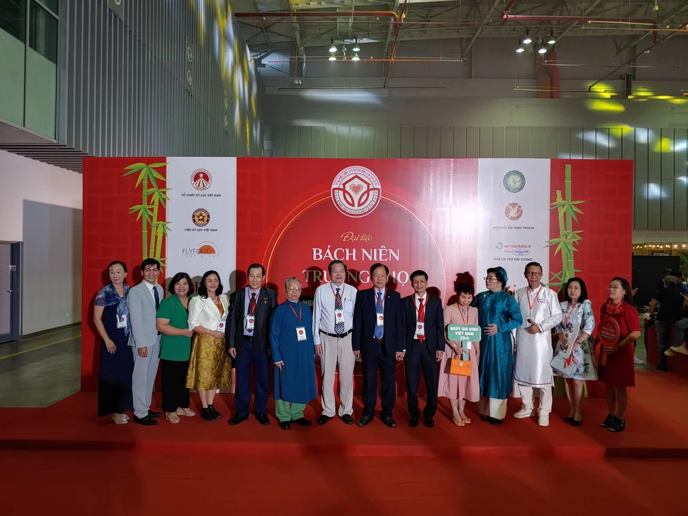 Chương trình “Đại tiệc Bách Niên Trường Thọ” thu hút hơn 1000 người tham gia. Ảnh: HT.