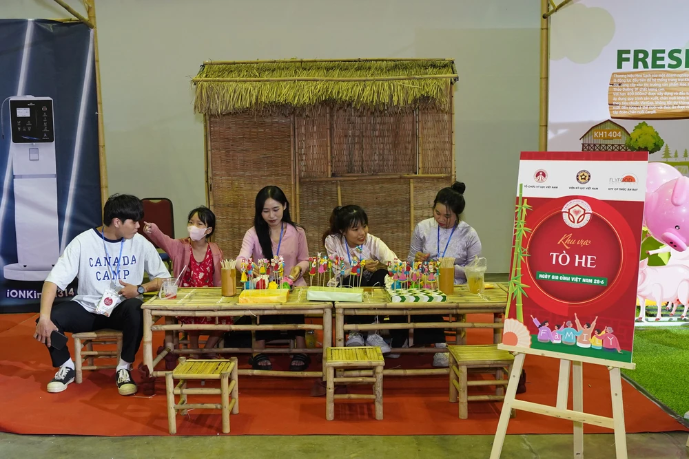 Các gia đình tham gia các trò chơi dân gian như nặn tò he