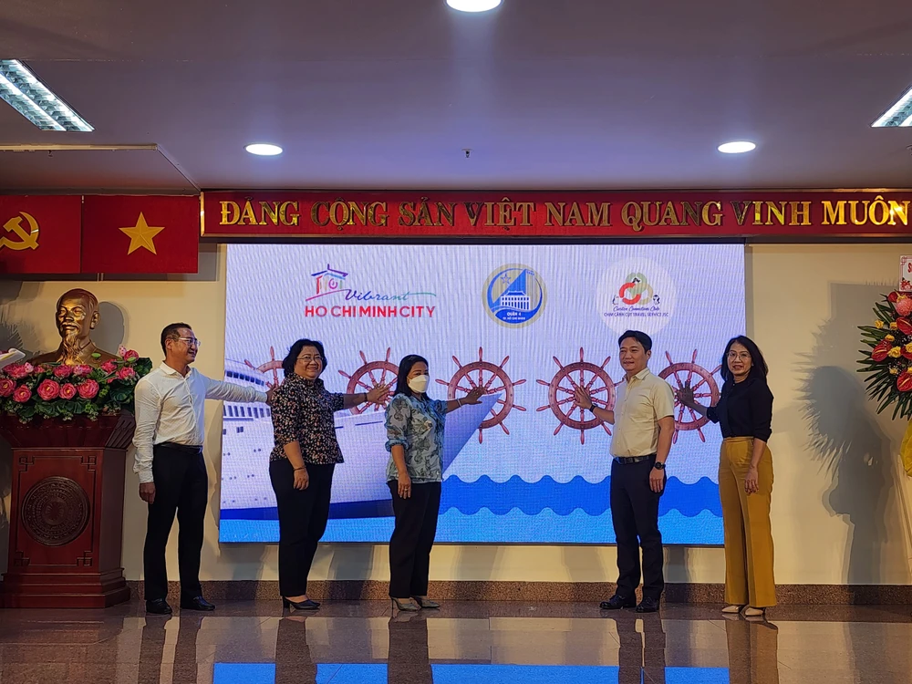 Lãnh đạo Sở Du lịch và lãnh đạo UBND quận 4 thực hiện nghi thức ra mắt sản phẩm du lịch.