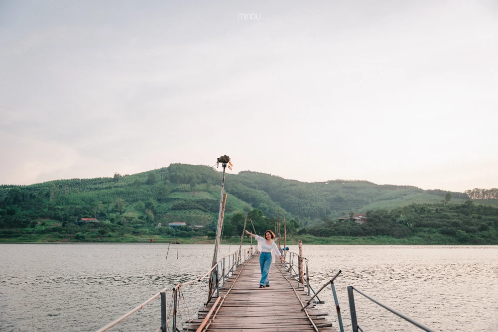 Cầu Phao trên hồ Cấm Sơn khi hoàng hôn buông xuống.