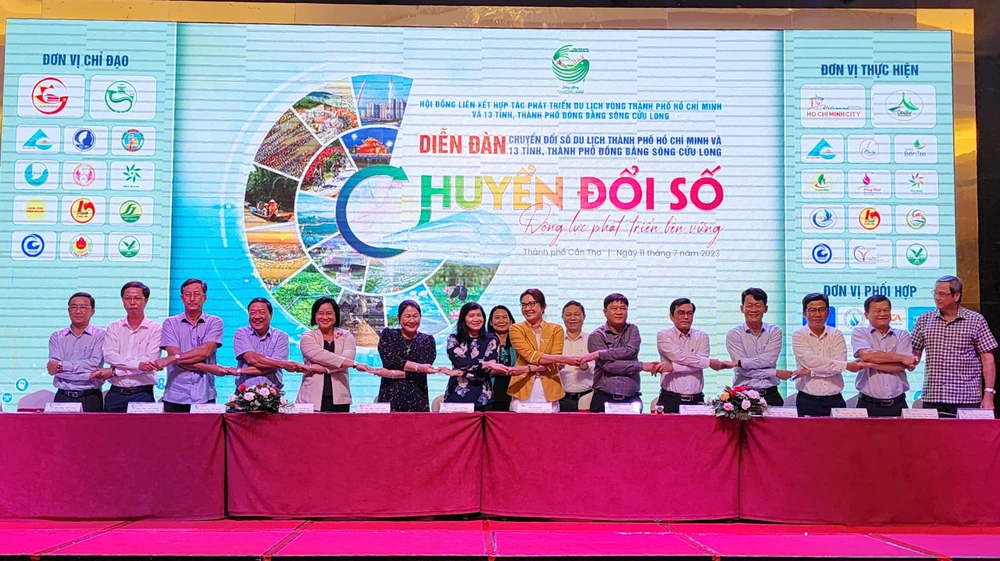 Các địa phương ký kết bản ghi nhớ về hỗ trợ ứng dụng công nghệ. Ảnh: THU TRINH