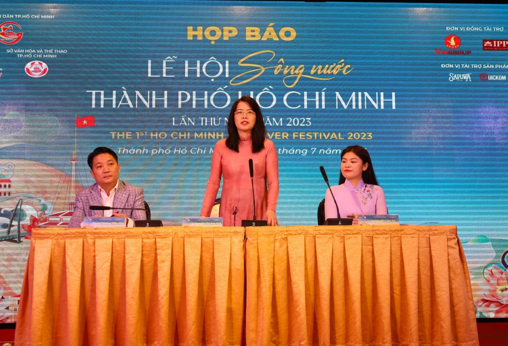 Lãnh đạo Sở Du lịch TP.HCM trả lời báo chí tại họp báo.