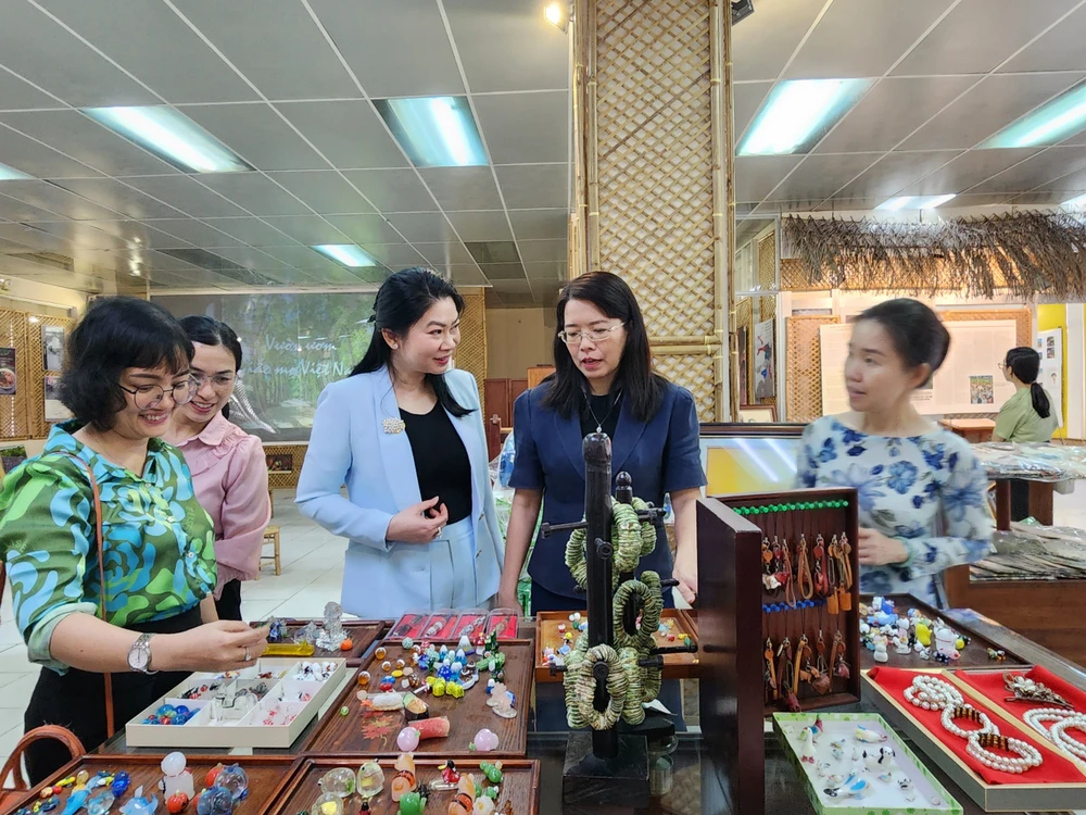 Bà Nguyễn Thị Ánh Hoa, Giám đốc Sở Du lịch TP.HCM quan sản phẩm du lịch trên địa bàn quận Tân Bình. Ảnh THU TRINH