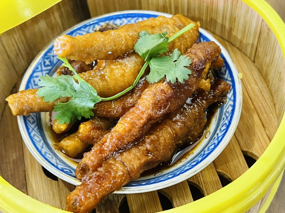 Món chân gà hấp tàu xì đặc trưng ẩm thực quận 5, TP.HCM.