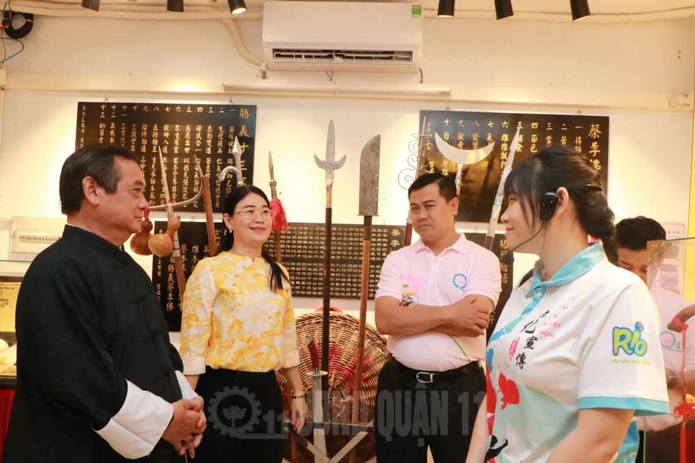 Đoàn tham quan Đoàn Lân Sư Rồng Thắng Nghĩa Đường tại đường Tân Khai, phường 4, quận 11.