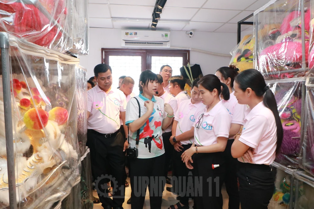 Thuyết minh viên giới thiệu ý nghĩa và lịch sử của những con lân được lưu giữ.