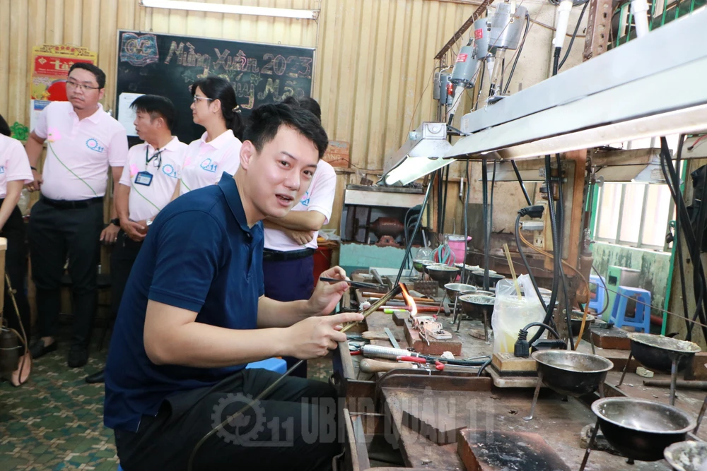 Đoàn còn tham quan và trải nghiệm nơi đào tạo đội ngũ thợ chế tác kim hoàn tại chợ Thiếc.