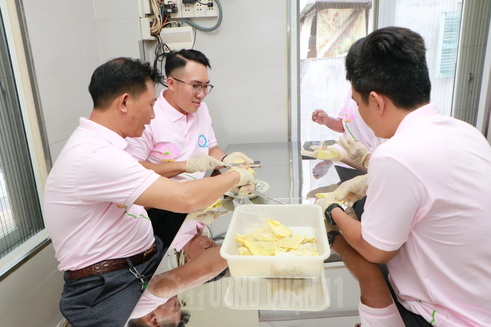 Trải nghiệm làm món sủi cảo danh bất hư truyền của người Hoa tại khu ẩm thực Hà Tôn Quyền.