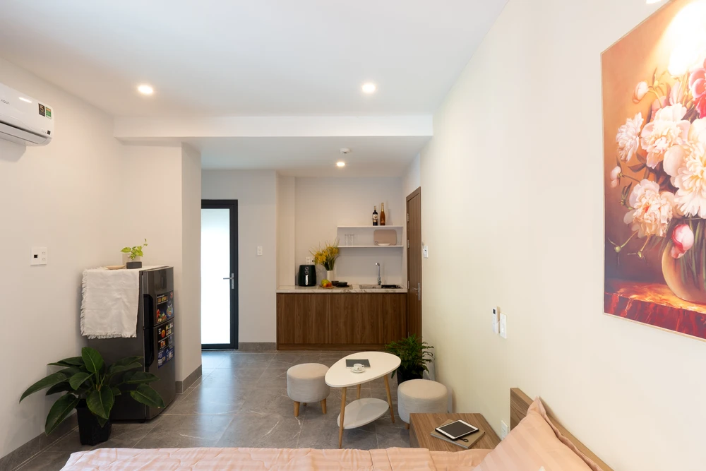 Tòa nhà gồm bốn tầng chính, một tầng bán hầm và sân thượng, tiếp giáp hai mặt tiền hẻm. Tầng bán hầm dành cho không gian để xe, kỹ thuật và kho.