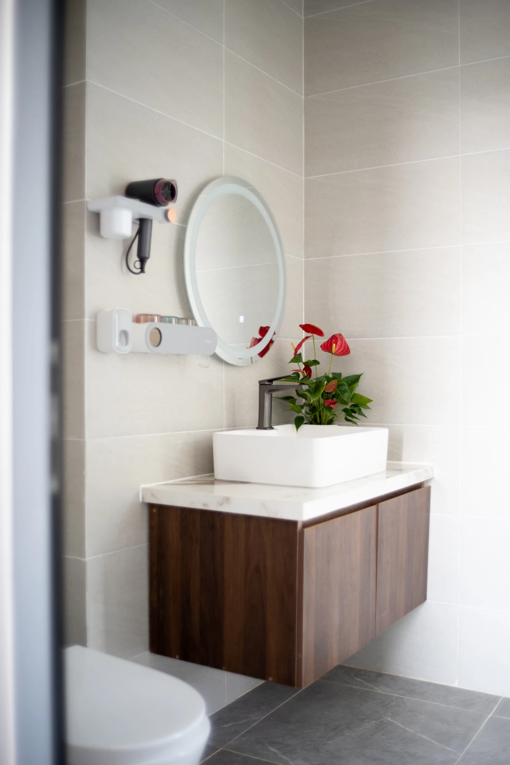 Tầng 1,2,3 chủ nhà dùng khai thác căn hộ cho thuê với tổng số sáu phòng mỗi phòng có vệ sinh riêng.