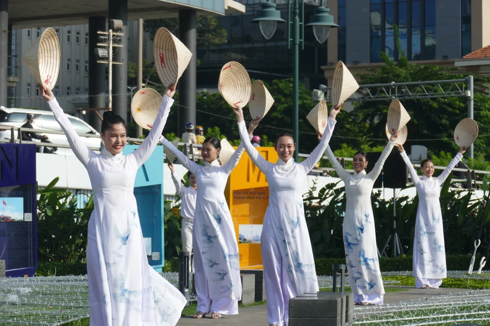 Chương trình văn nghệ tại lễ khai mạc.