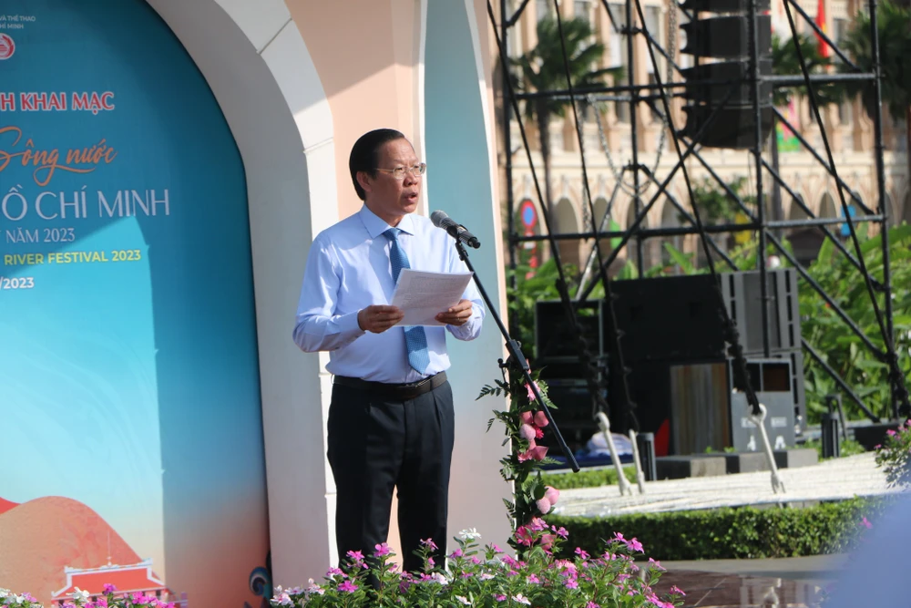 Ông Phan Văn Mãi, Chủ tịch UBND TP.HCM, phát biểu khai mạc lễ hội sông nước.