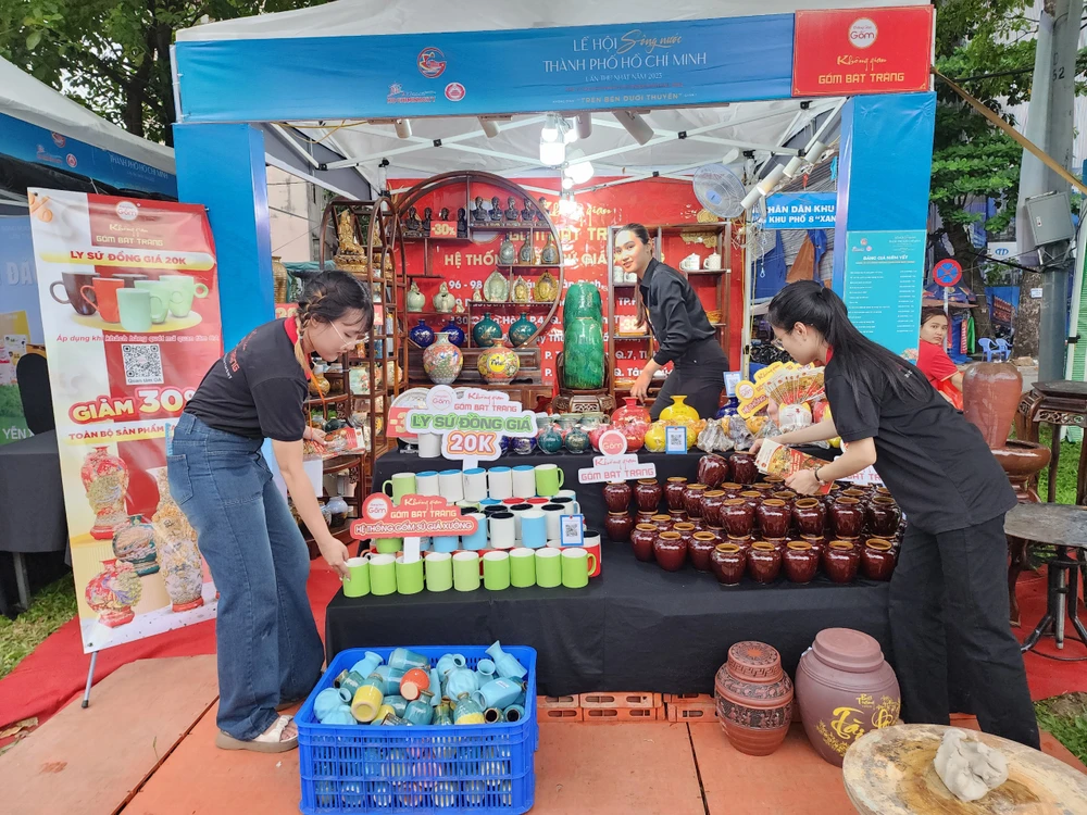 Gian hàng gốm sứ Bát Tràng.