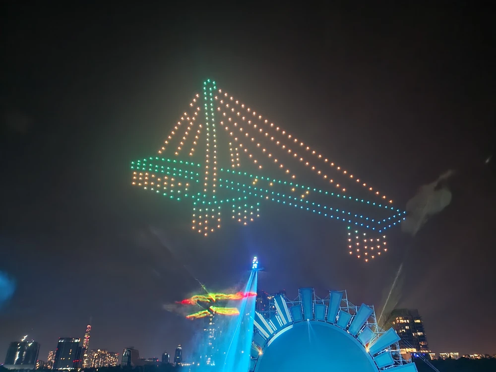 Cầu Ba Son được biểu diễn bằng drone (thiết bị không người lái).