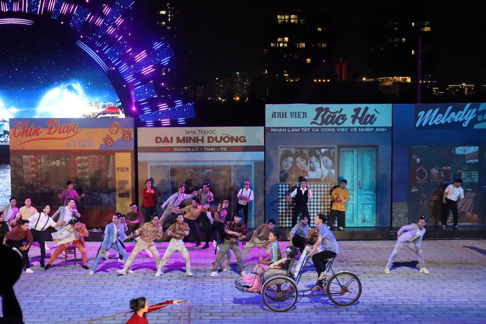 Hơn 700 diễn viên chuyên nghiệp, bán chuyên nghiệp và diễn viên quần chúng là cư dân đang sinh sống tại TP.HCM và bà con các làng nghề tại Đồng bằng sông Cửu Long. Hơn 700 diễn viên chuyên nghiệp, bán chuyên nghiệp và diễn viên quần chúng là cư dân đang sinh sống tại TP.HCM và bà con các làng nghề tại Đồng bằng sông Cửu Long.