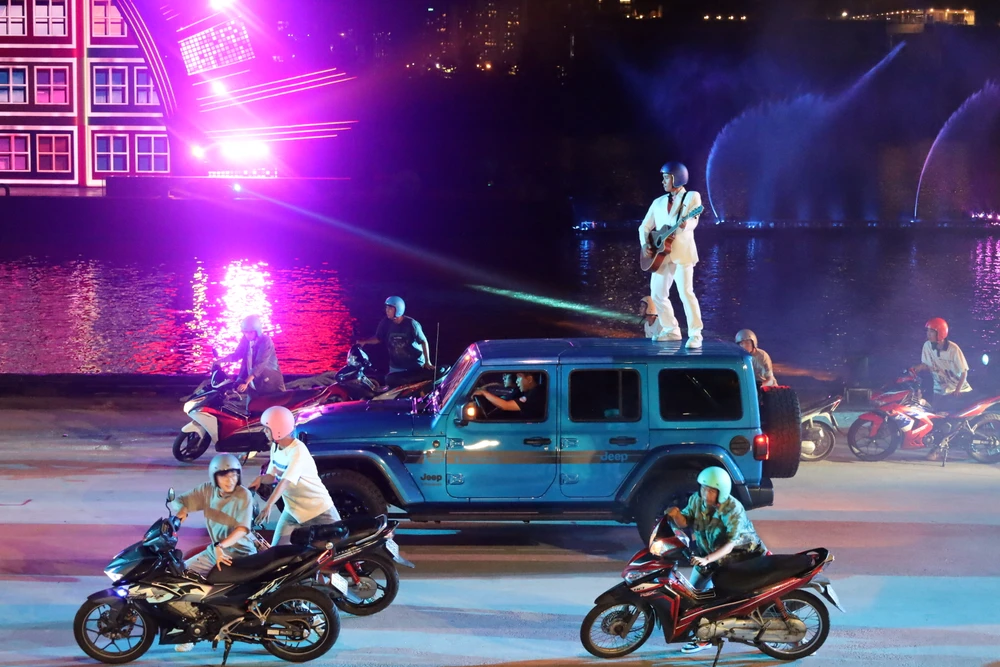 Cuộc sống đô thị hiện đại của TP.HCM được tái hiện tại chương trình. Cuộc sống đô thị hiện đại của TP.HCM được tái hiện tại chương trình.