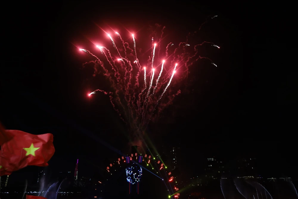 Chương trình sử dụng những công nghệ biểu diễn và tương tác hiện đại bao gồm nghệ thuật chiếu sáng 3D trên toàn bộ phần sàn của bối cảnh trên bờ. Trình diễn flyboard kết hợp trình diễn drone show và pháo hoa. Chương trình sử dụng những công nghệ biểu diễn và tương tác hiện đại bao gồm nghệ thuật chiếu sáng 3D trên toàn bộ phần sàn của bối cảnh trên bờ. Trình diễn flyboard kết hợp trình diễn drone show và pháo hoa.