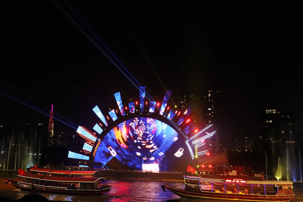 Hơn 30 thuyền, buồm diễu hành trên sông Sài Gòn tại chương trình nghệ thuật Dòng sông kể chuyện. Hơn 30 thuyền, buồm diễu hành trên sông Sài Gòn tại chương trình nghệ thuật Dòng sông kể chuyện.