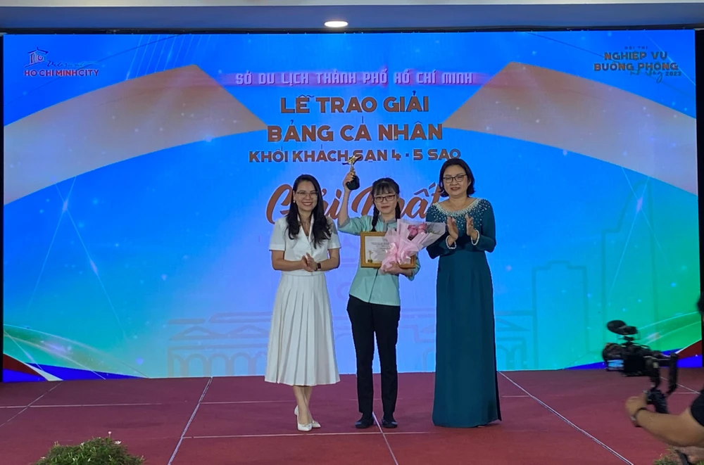 Lãnh đạo Sở Du lịch trao cúp cho thí sinh Nguyễn Hoài Thương Thương đạt giải nhất bảng cá nhân hạng 4-5 sao.