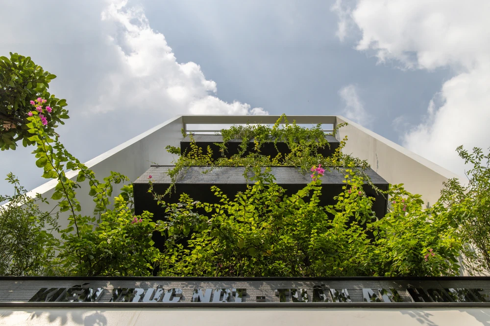 Hạn chế của lô đất là chiều sâu chỉ 14 m và mặt tiền chính hướng Tây Nam nhưng lại có lợi thế chiều rộng mặt tiền là 6,4 m.