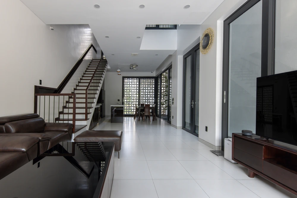 Phòng ngủ được bố trí ở tầng hai và ba. Tầng một phục vụ cho nhu cầu sử dụng chung và tầng bốn dành cho các hoạt động ngoài trời và có một vườn rau lớn để phục vụ gia đình.