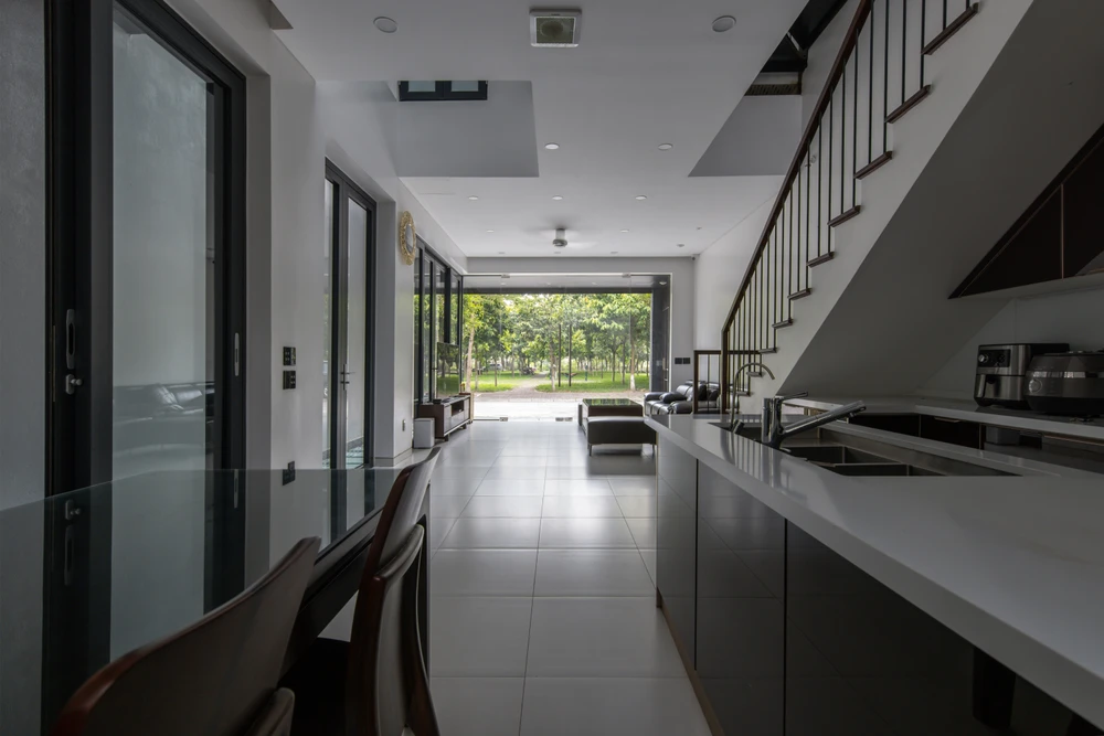 Lối vào phòng sảnh chính tầng một đi qua một hồ nước tạo điểm nhấn và mang lại sự thoải mái cho gia chủ.